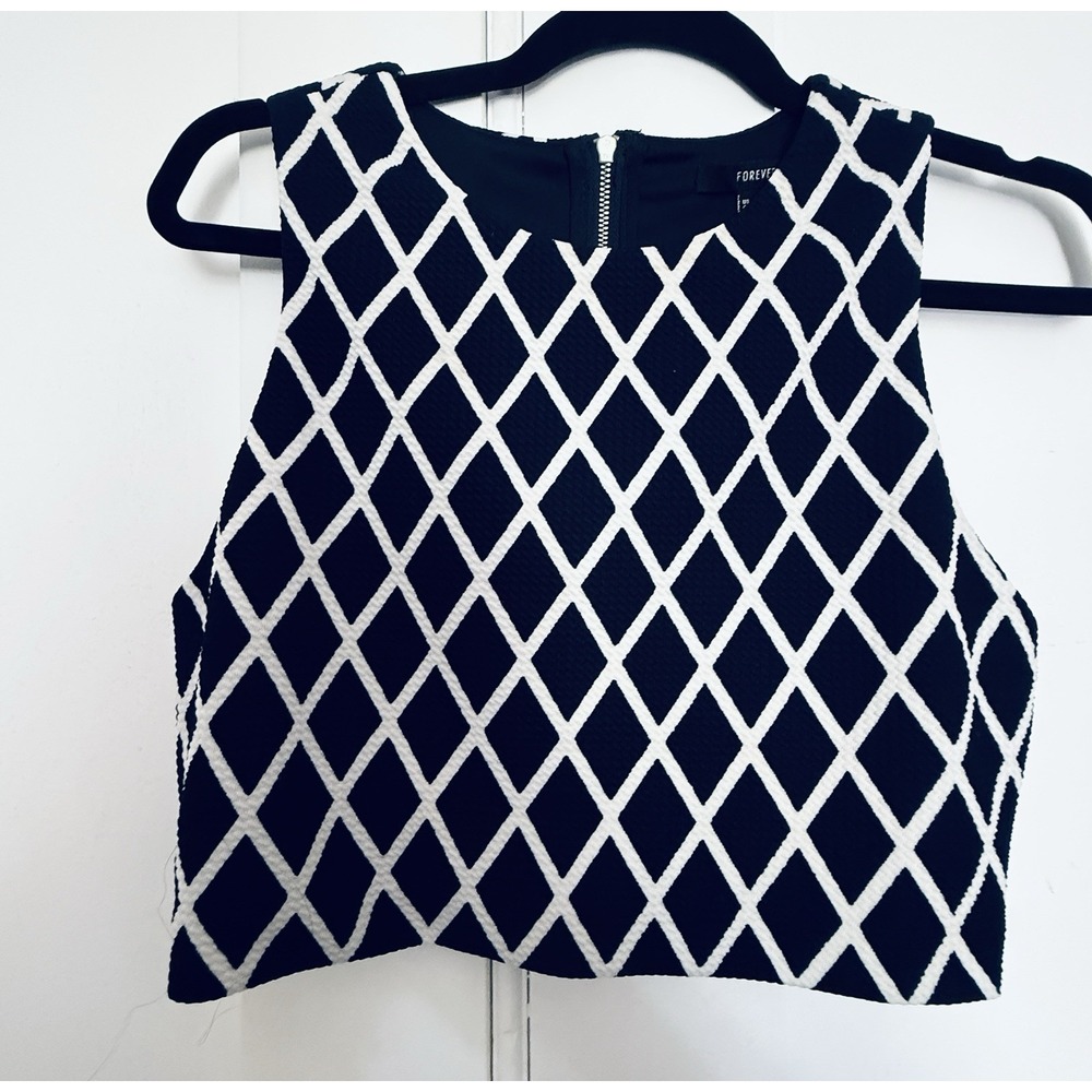 Forever 21 Women's Sleeveless Crew Neck Crop Top Med Textured Diamond/Geo Knit